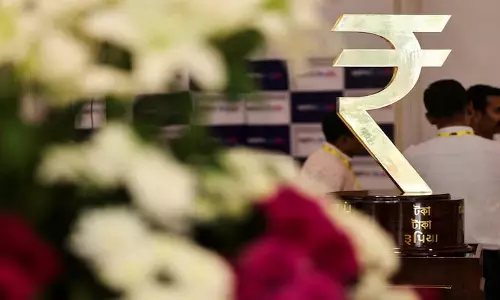 UBS का कहना है कि 2026 में भारतीय रुपया US डॉलर के मुकाबले 94 तक गिर सकता