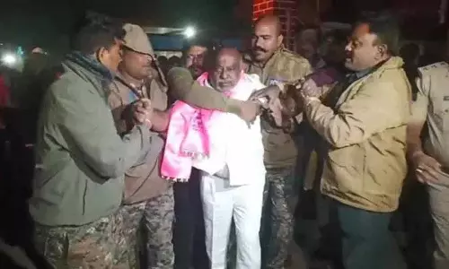 Adilabad में सोयाबीन खरीद को लेकर बंद के दौरान पूर्व मंत्री रमन्ना हिरासत में लिए गए