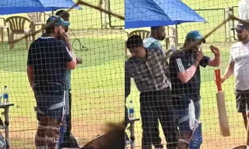 Rohit Sharma ने फैन का वडा पाव ऑफर ठुकराया, वीडियो हुआ वायरल Rohit Sharma ने फैन का वडा पाव ऑफर ठुकराया, वीडियो हुआ वायरल
