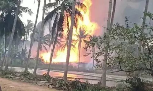 आंध्र प्रदेश में ONGC ड्रिल साइट पर आग अभी भी जारी आंध्र प्रदेश में ONGC ड्रिल साइट पर आग अभी भी जारी