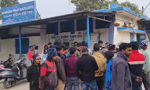 Bank के बाहर जानलेवा घटना: गोलीबारी में बच्चे समेत 5 घायल Bank के बाहर जानलेवा घटना: गोलीबारी में बच्चे समेत 5 घायल