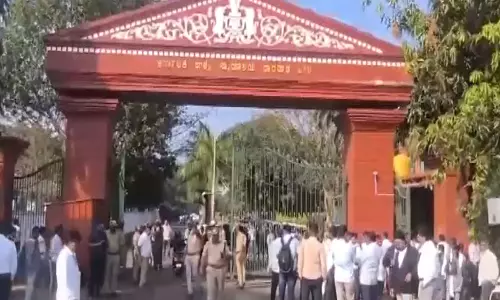 Karnataka उच्च न्यायालय की धारवाड़ बेंच को बम की धमकी मिली, जांच जारी Karnataka उच्च न्यायालय की धारवाड़ बेंच को बम की धमकी मिली, जांच जारी