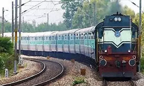 GM ने संक्रांति त्योहार के मौसम के दौरान रेलवे यात्री यातायात की समीक्षा की GM ने संक्रांति त्योहार के मौसम के दौरान रेलवे यात्री यातायात की समीक्षा की