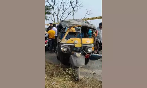 Jajpur में स्कूली बच्चों को ले जा रहा ऑटो-रिक्शा पलट गया, 5 लोग घायल Jajpur में स्कूली बच्चों को ले जा रहा ऑटो-रिक्शा पलट गया, 5 लोग घायल