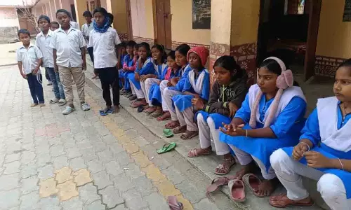Odisha में स्कूल हेडमास्टर ने मिड-डे मील रोका, छात्र भूखे रहे Odisha में स्कूल हेडमास्टर ने मिड-डे मील रोका, छात्र भूखे रहे