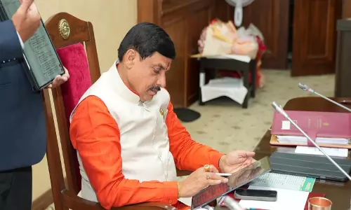 Madhya Pradesh सरकार ने मंत्रियों को टैबलेट वितरित किए, ई-कैबिनेट पहल शुरू की Madhya Pradesh सरकार ने मंत्रियों को टैबलेट वितरित किए, ई-कैबिनेट पहल शुरू की