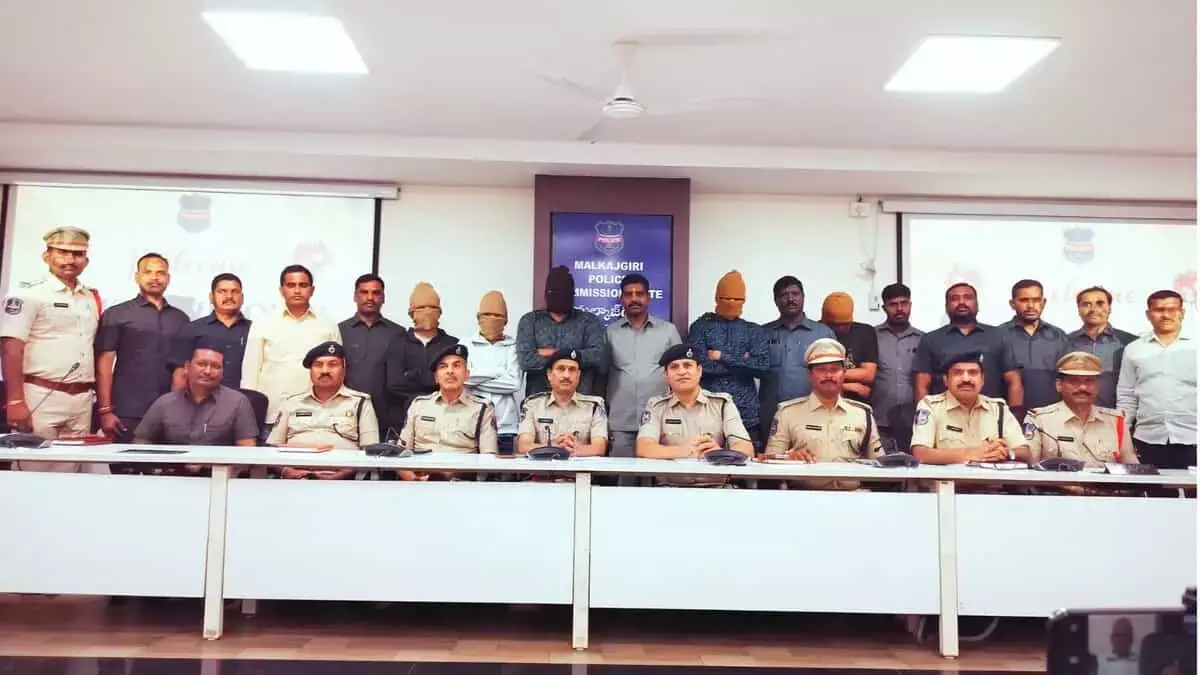Hyderabad: हैदराबाद में ज्वेलरी की दुकान में दिनदहाड़े चोरी की कोशिश में चार लोग गिरफ्तार Hyderabad: हैदराबाद में ज्वेलरी की दुकान में दिनदहाड़े चोरी की कोशिश में चार लोग गिरफ्तार