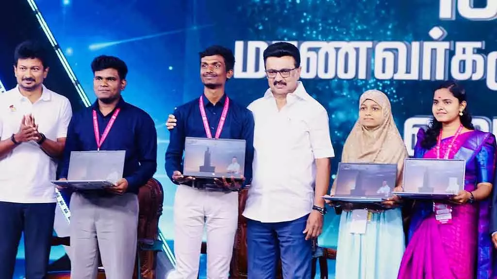 Tamil Nadu : 1 मिलियन स्टूडेंट्स के लिए फ्री लैपटॉप Tamil Nadu : 1 मिलियन स्टूडेंट्स के लिए फ्री लैपटॉप