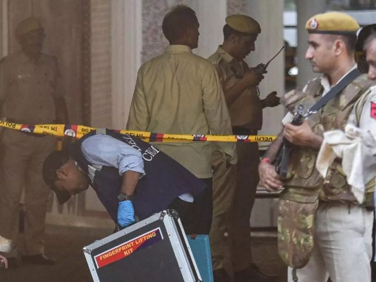 स्टाफ क्वार्टर में भीषण आग, मेट्रो असिस्टेंट इंजीनियर समेत तीन की मौत स्टाफ क्वार्टर में भीषण आग, मेट्रो असिस्टेंट इंजीनियर समेत तीन की मौत