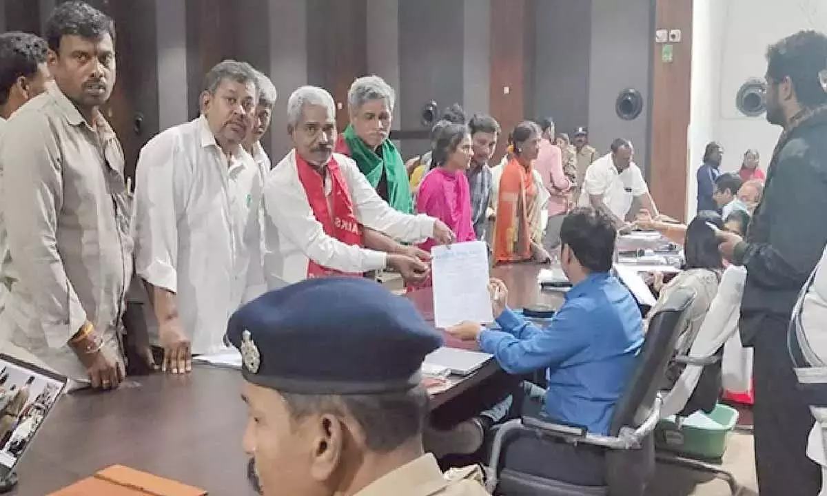 Andhra: भूमि अधिग्रहण के मुआवजे की मांग को लेकर किसानों का प्रदर्शन Andhra: भूमि अधिग्रहण के मुआवजे की मांग को लेकर किसानों का प्रदर्शन