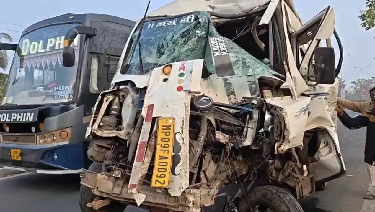 Odisha: भुवनेश्वर-पुरी NH पर टूरिस्ट बस के बिजली के खंभे से टकराने से 6 लोग घायल, 1 की हालत गंभीर Odisha: भुवनेश्वर-पुरी NH पर टूरिस्ट बस के बिजली के खंभे से टकराने से 6 लोग घायल, 1 की हालत गंभीर