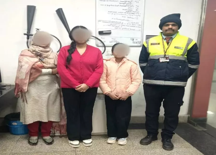 Lucknow: लखनऊ मेट्रो कर्मियों की सतर्कता ने बिछड़ी बच्ची को सुरक्षित किया Lucknow: लखनऊ मेट्रो कर्मियों की सतर्कता ने बिछड़ी बच्ची को सुरक्षित किया
