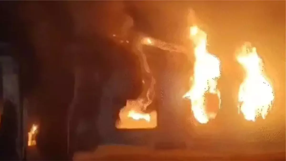 New Delhi: डीएमआरसी फ्लैट में आग से परिवार के तीन सदस्य की मौत New Delhi: डीएमआरसी फ्लैट में आग से परिवार के तीन सदस्य की मौत