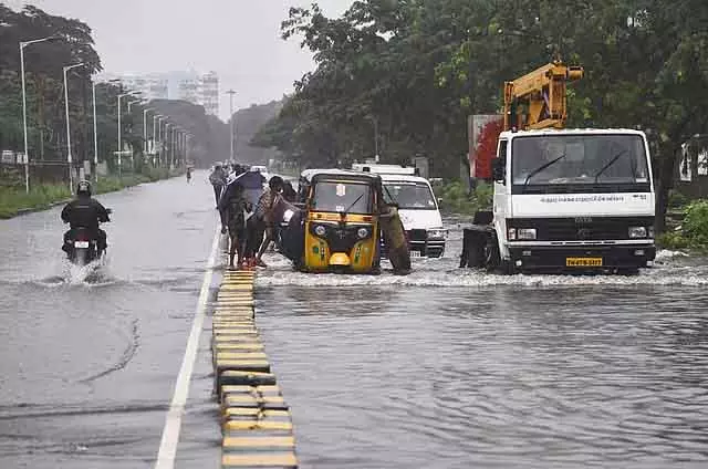 Tamil Nadu : जनवरी में भी बारिश की उम्मीद, किसानों के लिए चेतावनी Tamil Nadu : जनवरी में भी बारिश की उम्मीद, किसानों के लिए चेतावनी
