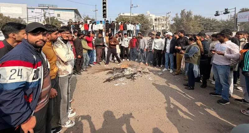 छात्रों ने MDU वीसी का पुतला जलाया, भर्ती प्रक्रिया पर तुरंत रोक लगाने की मांग की छात्रों ने MDU वीसी का पुतला जलाया, भर्ती प्रक्रिया पर तुरंत रोक लगाने की मांग की
