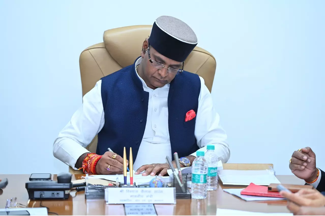 MP Minister: क्रिकेटर क्रांति गौड़ के पिता पुलिस डिपार्टमेंट में फिर से बहाल हुए MP Minister: क्रिकेटर क्रांति गौड़ के पिता पुलिस डिपार्टमेंट में फिर से बहाल हुए