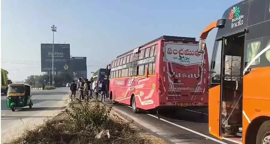 Devanahalli : नेशनल हाईवे पर बसों की जांच Devanahalli : नेशनल हाईवे पर बसों की जांच