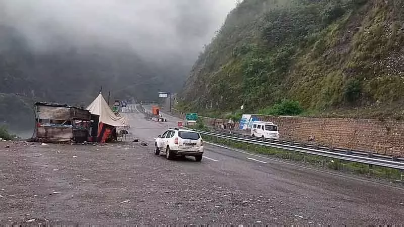 Jammu-Srinagar हाईवे सभी वाहनों के लिए खुला Jammu-Srinagar हाईवे सभी वाहनों के लिए खुला
