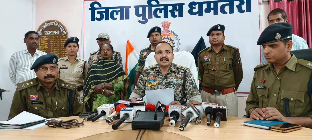 5 लाख की इनामी महिला नक्सली ने धमतरी SP ऑफिस में किया सरेंडर 5 लाख की इनामी महिला नक्सली ने धमतरी SP ऑफिस में किया सरेंडर
