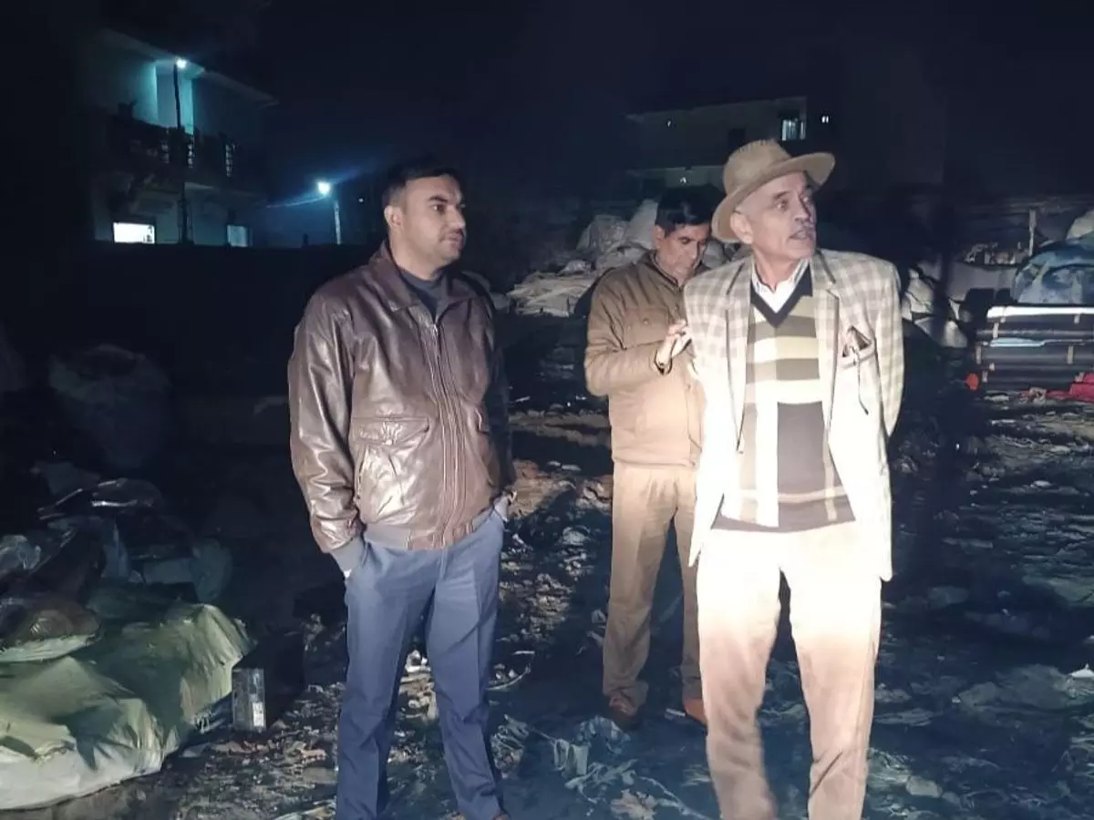 Bahadurgarh: अवैध प्लास्टिक पर SDM का नाइट एक्शन Bahadurgarh: अवैध प्लास्टिक पर SDM का नाइट एक्शन