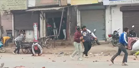कॉलोनी में दो परिवारों में हुई जमकर पत्थरबाजी, कई घायल, पुलिस बल तैनात कॉलोनी में दो परिवारों में हुई जमकर पत्थरबाजी, कई घायल, पुलिस बल तैनात