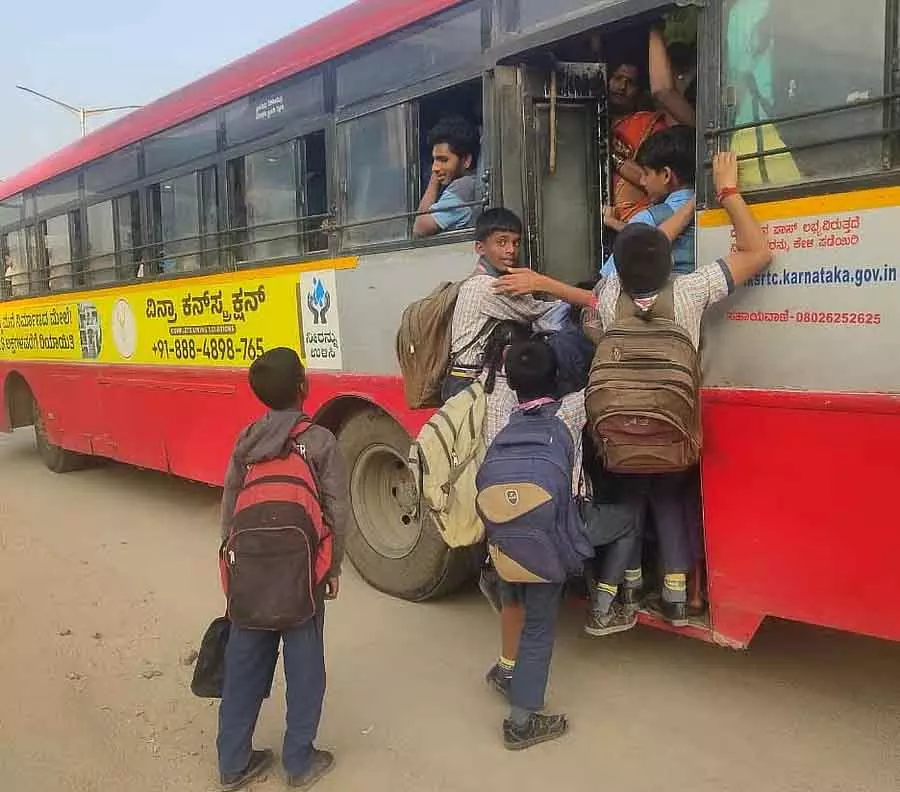 Bagepalli : बस में चढ़ने में परेशानी, फुटबोर्ड पर खड़े होकर यात्रा करना Bagepalli : बस में चढ़ने में परेशानी, फुटबोर्ड पर खड़े होकर यात्रा करना