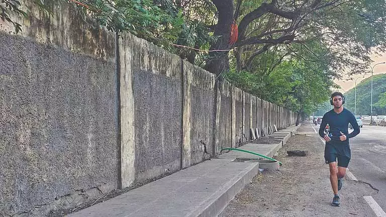 Sardar Patel Road पर फुटपाथ के संकरे होने से पैदल चलने वालों को परेशानी Sardar Patel Road पर फुटपाथ के संकरे होने से पैदल चलने वालों को परेशानी