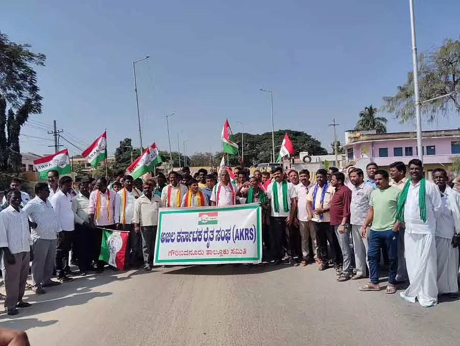 Gauribidanur : हाईवे बनाने की मांग को लेकर विरोध प्रदर्शन Gauribidanur : हाईवे बनाने की मांग को लेकर विरोध प्रदर्शन