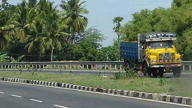 अंबत्तूर के लोग Patravakkam में NH-45 तक सर्विस रोड की मांग कर रहे अंबत्तूर के लोग Patravakkam में NH-45 तक सर्विस रोड की मांग कर रहे