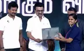 Tamil Nadu ने कॉलेज स्टूडेंट्स के लिए फ्री लैपटॉप स्कीम शुरू की Tamil Nadu ने कॉलेज स्टूडेंट्स के लिए फ्री लैपटॉप स्कीम शुरू की