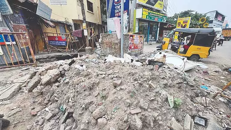 Chennai: 3 महीने से साफ नहीं किया गया SWD का मलबा जवाहरलाल नेहरू सलाई पर जमा Chennai: 3 महीने से साफ नहीं किया गया SWD का मलबा जवाहरलाल नेहरू सलाई पर जमा