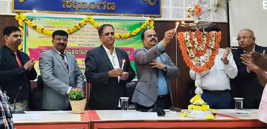 टेक्नोलॉजी के इस दौर में हमें सावधान रहना चाहिए: District Collector टेक्नोलॉजी के इस दौर में हमें सावधान रहना चाहिए: District Collector