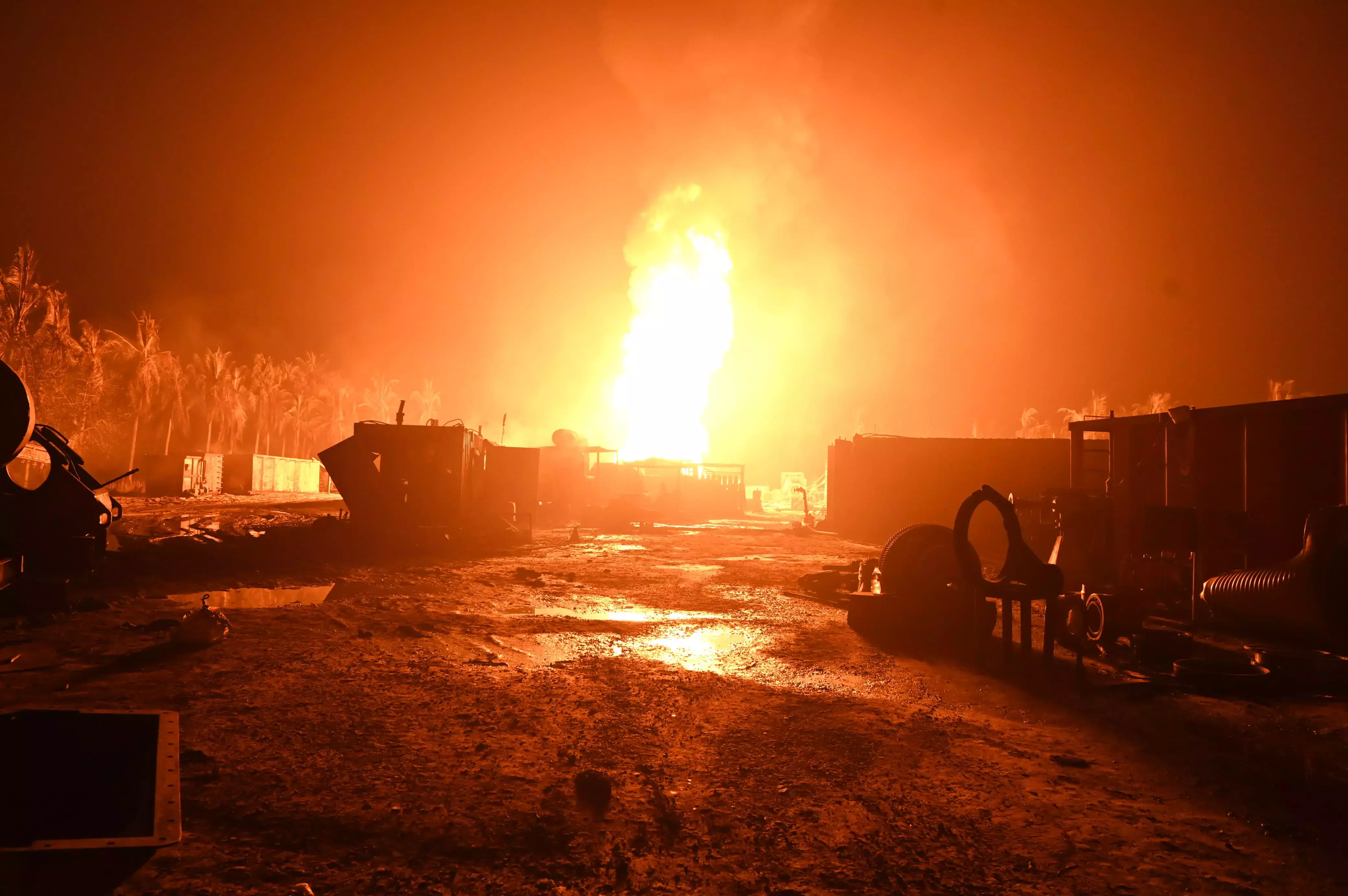 ONGC मोरी-5 कुएं में लगी आग की तीव्रता में कमी, दूसरे दिन भी ब्लोआउट जारी ONGC मोरी-5 कुएं में लगी आग की तीव्रता में कमी, दूसरे दिन भी ब्लोआउट जारी