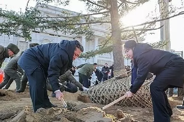 Kim Jong उन ने यूक्रेन युद्ध में मारे गए सैनिकों के मेमोरियल का निरीक्षण किया Kim Jong उन ने यूक्रेन युद्ध में मारे गए सैनिकों के मेमोरियल का निरीक्षण किया