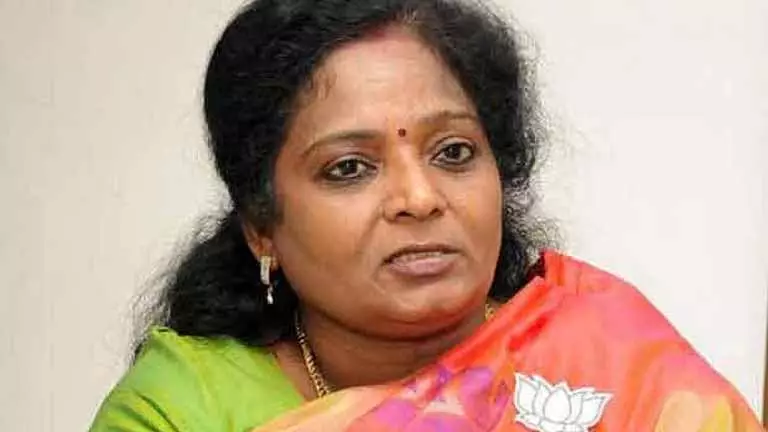 पोंगल कार्यक्रम में महिला बेहोश हुई, वरिष्ठ BJP नेता तमिलिसाई ने त्रिची में मदद की पोंगल कार्यक्रम में महिला बेहोश हुई, वरिष्ठ BJP नेता तमिलिसाई ने त्रिची में मदद की