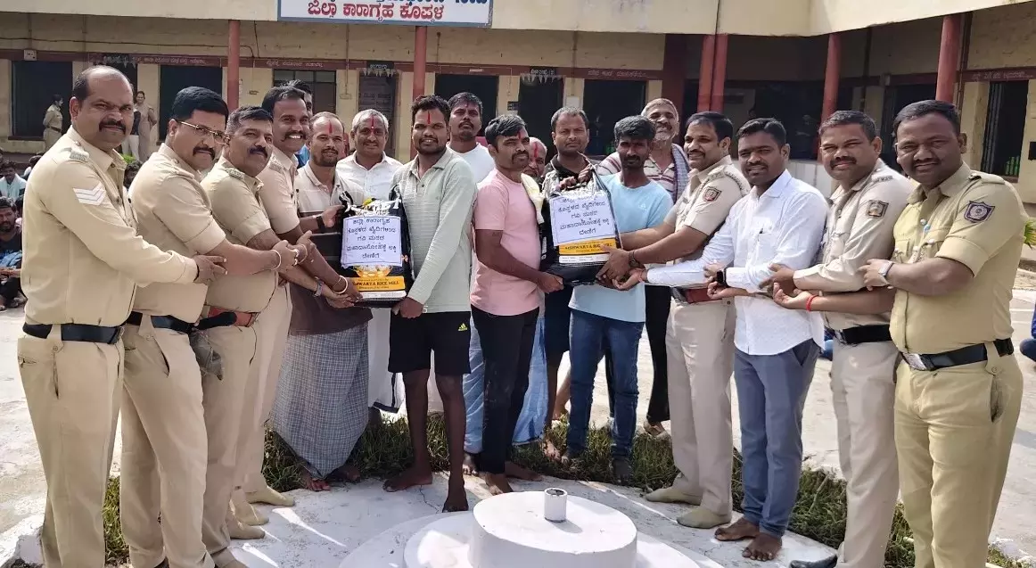 Koppal के विचाराधीन कैदियों ने सामुदायिक भोज के लिए अनाज दान करने के लिए खाना छोड़ दिया Koppal के विचाराधीन कैदियों ने सामुदायिक भोज के लिए अनाज दान करने के लिए खाना छोड़ दिया