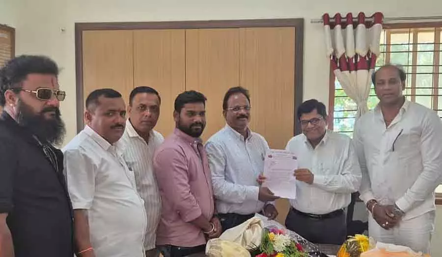 Karwar : लॉरी मालिकों के संघ ने RTO ट्रांसफर का विरोध किया Karwar : लॉरी मालिकों के संघ ने RTO ट्रांसफर का विरोध किया