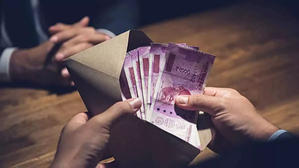 MP : असिस्टेंट रेवेन्यू इंस्पेक्टर को भिंड में कॉन्ट्रैक्टर से ₹20K रिश्वत लेते रंगे हाथ पकड़ा MP : असिस्टेंट रेवेन्यू इंस्पेक्टर को भिंड में कॉन्ट्रैक्टर से ₹20K रिश्वत लेते रंगे हाथ पकड़ा