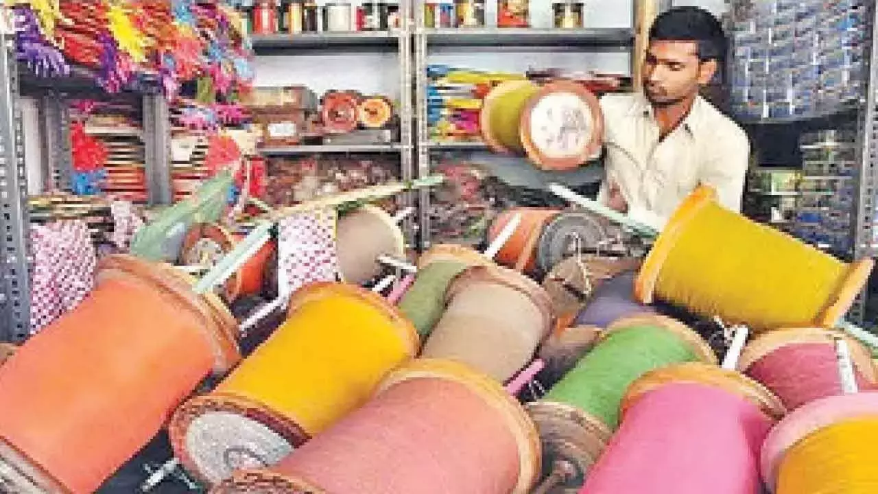 Telangana : प्रतिबंधित चीनी मांझे की बेरोकटोक बिक्री से शहरवासियों की जान खतरे में Telangana : प्रतिबंधित चीनी मांझे की बेरोकटोक बिक्री से शहरवासियों की जान खतरे में