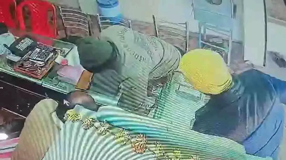 Banda: दुकानदार का ध्यान भटकाकर चोरों ने 15 लाख रुपये की ज्वेलरी चुराई Banda: दुकानदार का ध्यान भटकाकर चोरों ने 15 लाख रुपये की ज्वेलरी चुराई