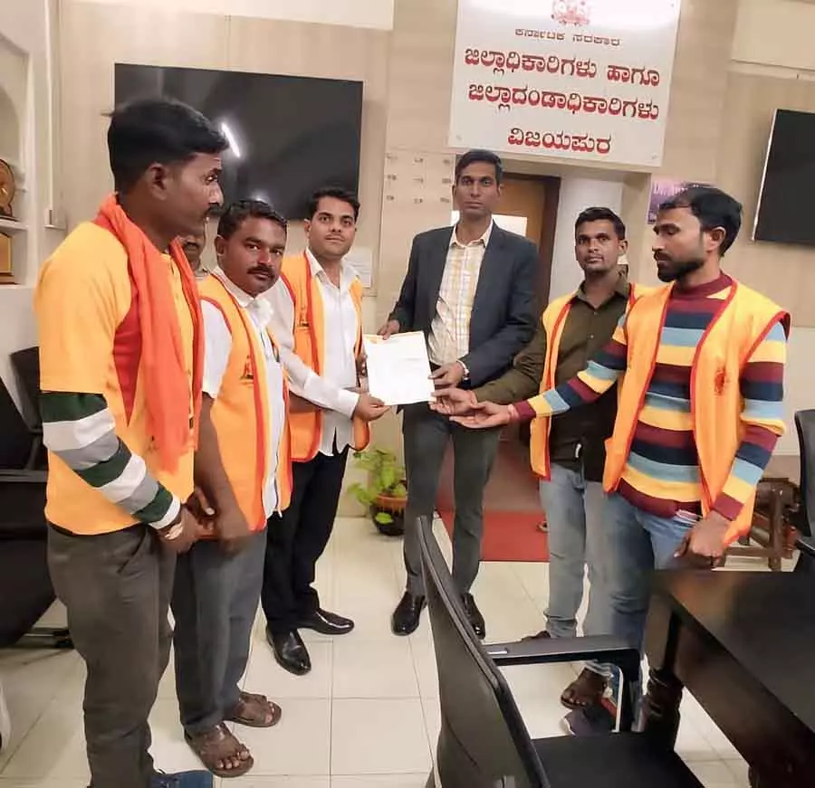 Vijayapura : केआरएस ने सरकारी मेडिकल कॉलेज के कार्यकर्ताओं की रिहाई की मांग की Vijayapura : केआरएस ने सरकारी मेडिकल कॉलेज के कार्यकर्ताओं की रिहाई की मांग की