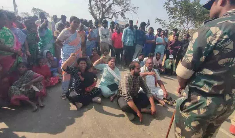 पेड्डापल्ली जिले के Budhavarampet में अधिकारियों ने घरों को नष्ट किया, पीड़ितों ने विरोध किया पेड्डापल्ली जिले के Budhavarampet में अधिकारियों ने घरों को नष्ट किया, पीड़ितों ने विरोध किया