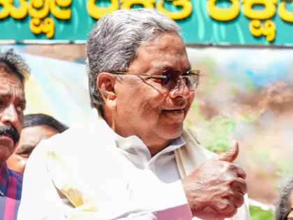कर्नाटक CM रिकॉर्ड पर विवाद, BJP सांसद ने सिद्धारमैया की आलोचना की कर्नाटक CM रिकॉर्ड पर विवाद, BJP सांसद ने सिद्धारमैया की आलोचना की