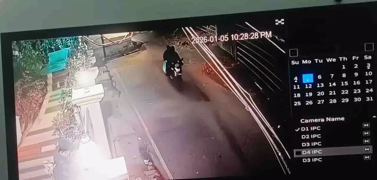 Berhampur में बेस्ट होटल इलाके के पास बम धमाके के बाद तनाव का माहौल Berhampur में बेस्ट होटल इलाके के पास बम धमाके के बाद तनाव का माहौल