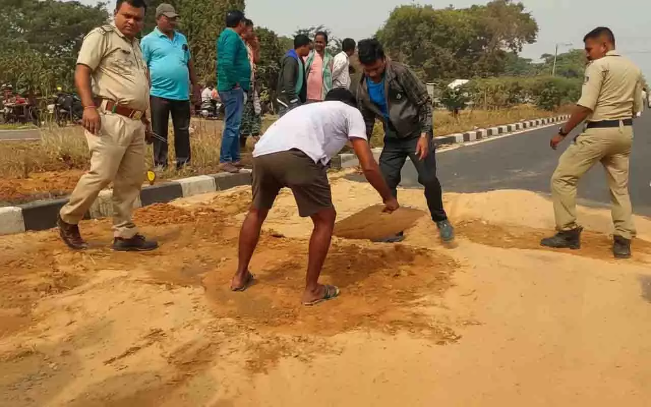 Pipili सड़क हादसे में मारे गए दो लोगों में एक महिला पत्रकार भी शामिल Pipili सड़क हादसे में मारे गए दो लोगों में एक महिला पत्रकार भी शामिल