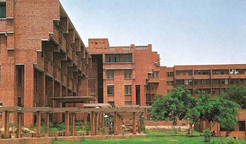 JNU में उमर खालिद और शरजील इमाम के खिलाफ प्रदर्शन, नारे लगे JNU में उमर खालिद और शरजील इमाम के खिलाफ प्रदर्शन, नारे लगे
