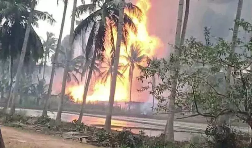 आंध्र प्रदेश में ONGC ड्रिल साइट पर आग अभी भी जारी आंध्र प्रदेश में ONGC ड्रिल साइट पर आग अभी भी जारी