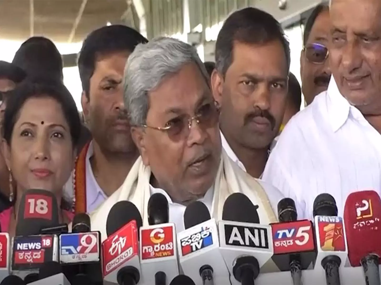 हाई कमांड ही सब कुछ तय करेगा: कर्नाटक के CM और सिद्धारमैया के बीच चल रहे विवाद पर CM सिद्धारमैया हाई कमांड ही सब कुछ तय करेगा: कर्नाटक के CM और सिद्धारमैया के बीच चल रहे विवाद पर CM सिद्धारमैया
