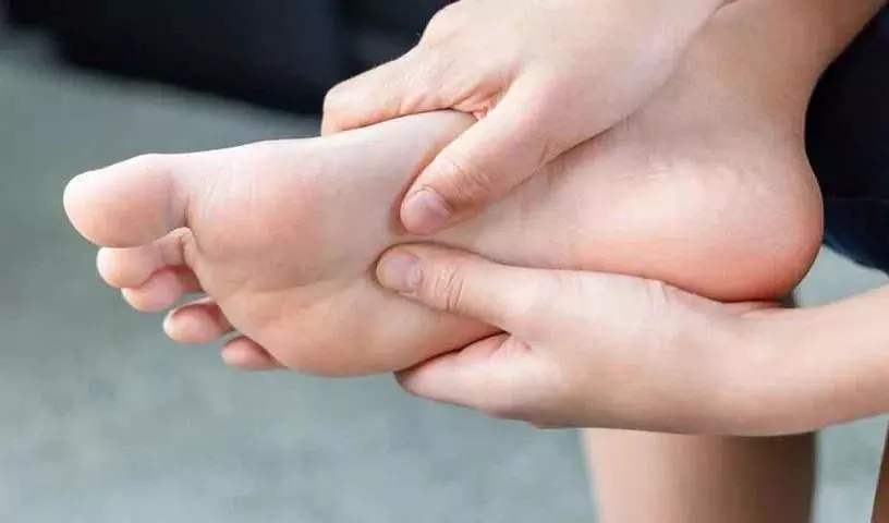 पैरों में ये Symptoms हैं तो अपनी बीमारियों के बारे में जानें पैरों में ये Symptoms हैं तो अपनी बीमारियों के बारे में जानें