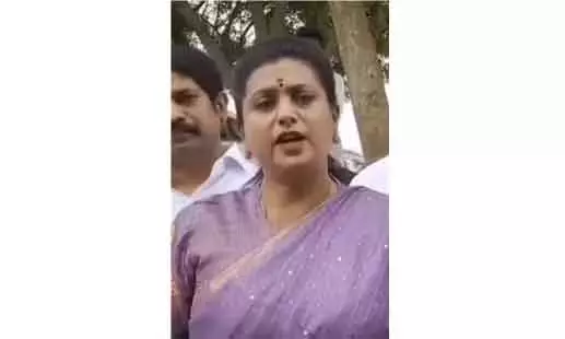 पूर्व मंत्री Roja के गंभीर आरोप: पुलिस को राजनीतिक औजार बना रही है सरकार पूर्व मंत्री Roja के गंभीर आरोप: पुलिस को राजनीतिक औजार बना रही है सरकार